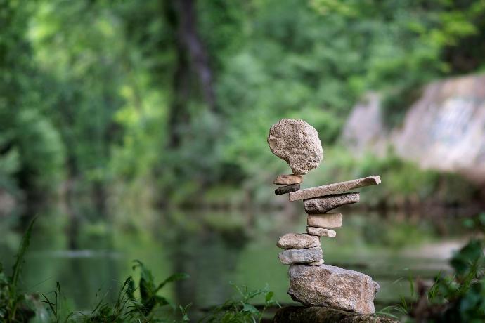 Photo montrant des pierres à la limite du déséquilibre 